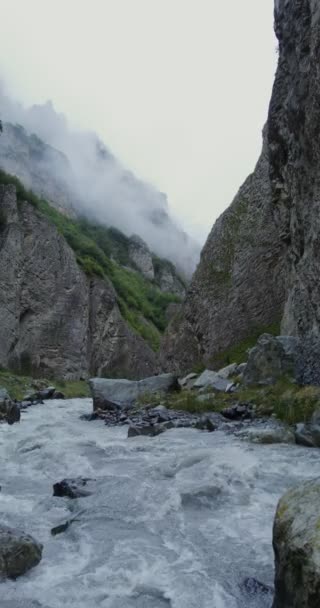 Rio da montanha, fervendo com forte fluxo entre as rochas — Vídeo de Stock