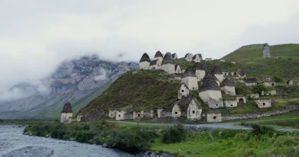 Antigua ciudad de torres en colinas cerca de río de montaña hirviente — Vídeo de stock