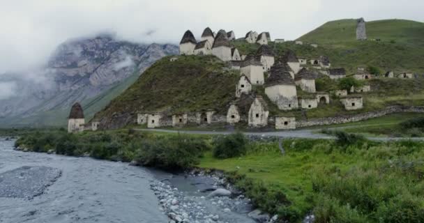 Ancient city of towers on hills near seething mountain river — Stock Video