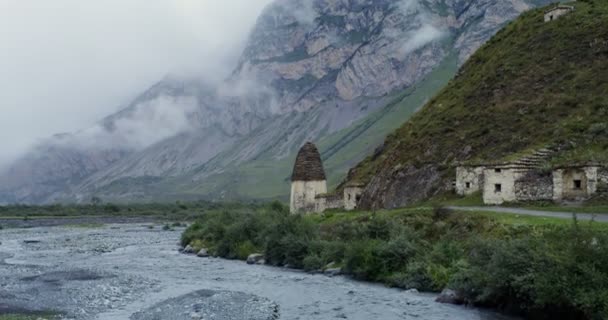 Cidade antiga de torres em colinas perto de rio de montanha fervente — Vídeo de Stock