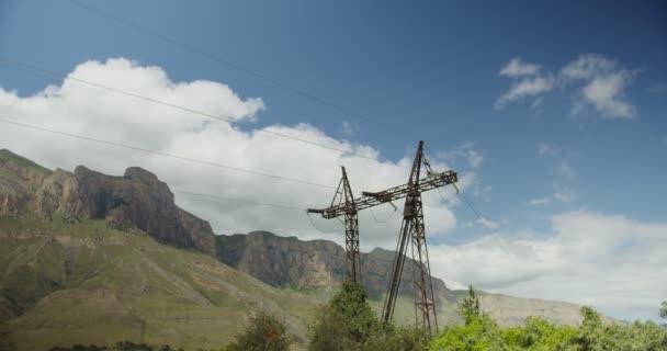 Вид на лінію електропередачі в горах на тлі яскравих скель — стокове відео