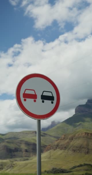 No overtaking traffic sign against backdrop of rocky mountains — Stock Video