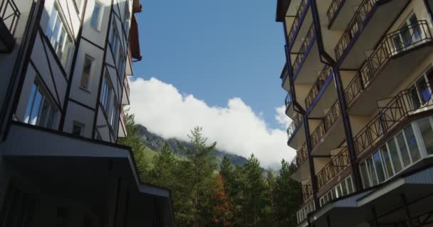 Многоэтажный гостиничный комплекс, покрытый деревом в скандинавском стиле — стоковое видео