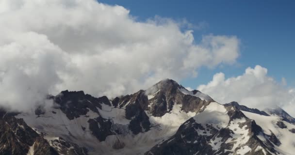 Russland, Elbrus. Felsige Berggipfel, selten mit Schnee bedeckt — Stockvideo