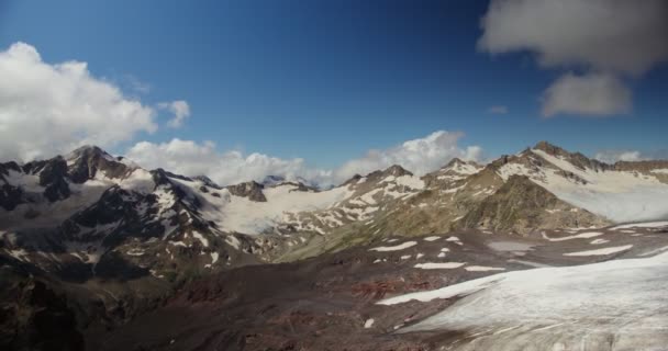 Rosja, Elbrus. Skaliste szczyty górskie, rzadko pokryte śniegiem — Wideo stockowe