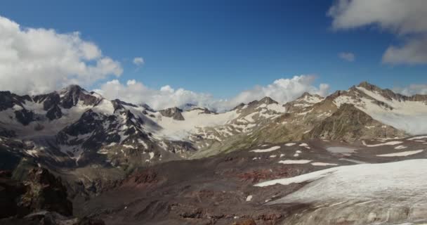 Rosja, Elbrus. Skaliste szczyty górskie, rzadko pokryte śniegiem — Wideo stockowe