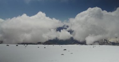 Rusya, Elbrus. Dağcılar karla kaplı bir yamaçtan inerler.