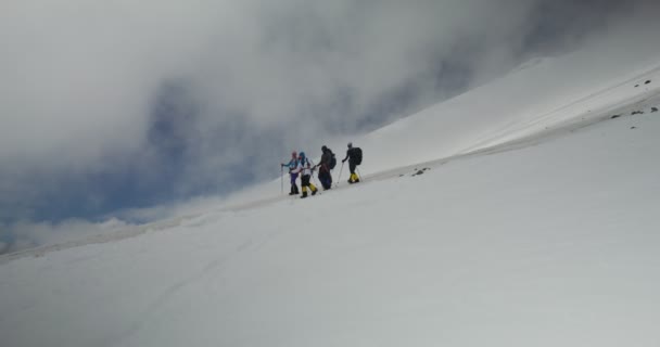 俄罗斯，埃尔布罗斯攀登者沿着白雪覆盖的岩石斜坡下山 — 图库视频影像