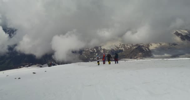 Rusko,, Elbrus. Horolezci sestupují po zasněženém skalnatém svahu — Stock video