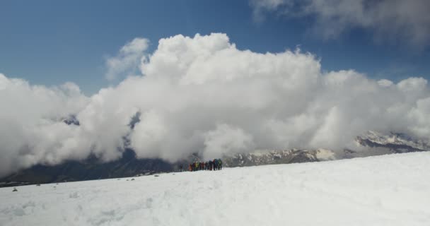 Rusko,, Elbrus. Horolezci šplhají po zasněženém skalnatém svahu — Stock video