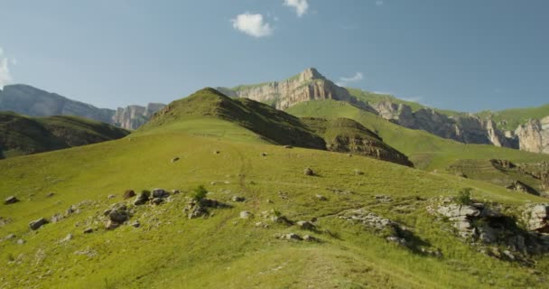 Вид на горную долину с холмами и скалами — стоковое видео