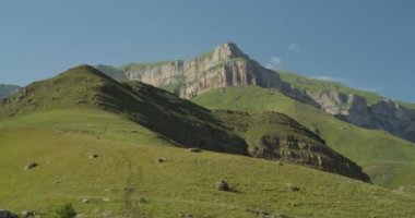 Tepeler ve kayalıklarla kaplı dağ vadisi manzarası