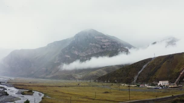 Vue de la vallée de montagne depuis le quadcopter. Pied des montagnes vallonnées et des falaises — Video