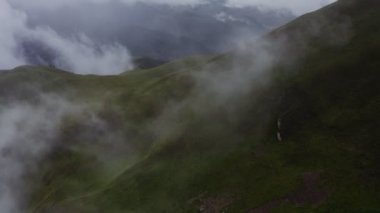 Quadcopter 'dan dağ vadisine uzanan güzel bir manzara ovalarda bir nehri olan