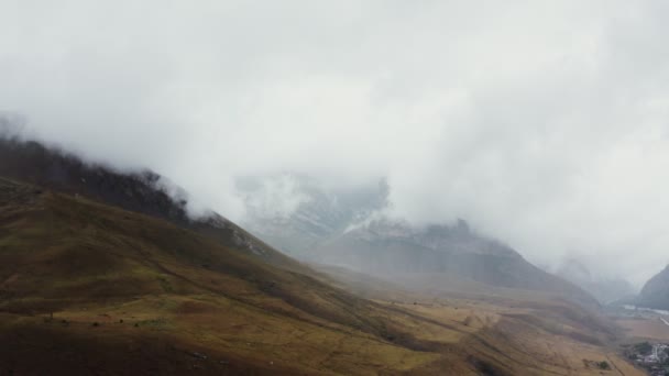 Bella vista dal quadricottero di una valle di montagna, con cime rocciose in nuvole — Video Stock