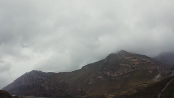 Vista dal quadricottero di ripide cime rocciose sono coperte da spesse nuvole — Video Stock