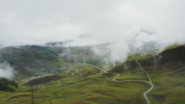 Russia, Caucaso. Vista dal quadrocopter di una valle montuosa ricoperta d'erba — Video Stock