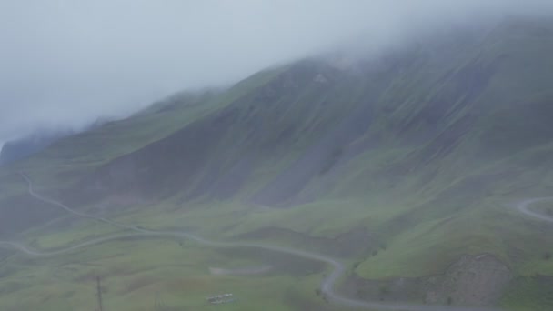 มุมมองจาก Quadcopter ผ่านม่านของเมฆไปยังหุบเขาภูเขา — วีดีโอสต็อก