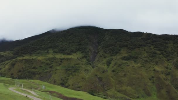 Il Caucaso. Vista sulla valle di montagna con campi, boschi, fessure e strade — Video Stock