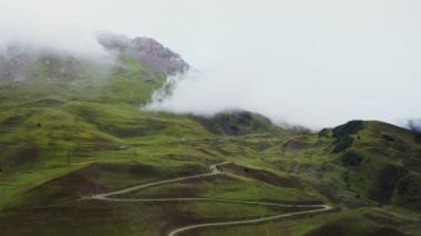 Kafkaslar. Tarlaları, ormanları, yarıkları ve yolları olan dağ vadisi manzarası