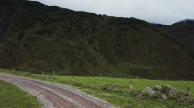Rusya, Kafkasya. Yolları, nehirleri ve tekli evleri olan dağ vadisi manzarası