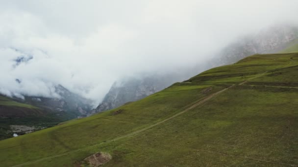 El Cáucaso. Vista del valle de la montaña con campos, bosques, grietas y caminos — Vídeo de stock