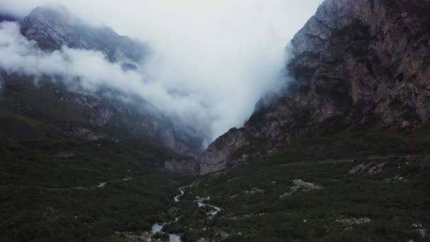 De Kaukasus. Uitzicht op bergachtige vallei met rivier in het laagland van quadcopter — Stockvideo