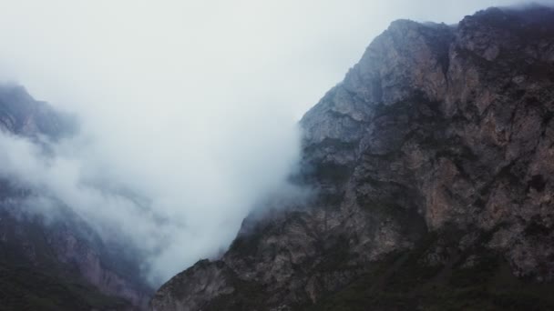 Россия, Кавказ. Вид на высокогорную долину со скалами из квадрокоптера — стоковое видео