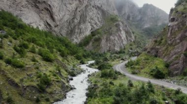 Rusya, Kafkasya. Saf kayalık dağlar bitki örtüsü ve bulutlarla kaplı.