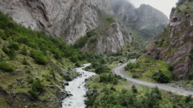 Rusya, Kafkasya. Saf kayalık dağlar bitki örtüsü ve bulutlarla kaplı.