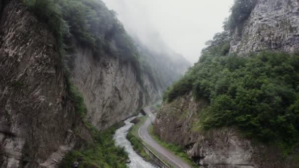 Росія, Кавказ. Щирі скелясті гори, вкриті рослинністю і хмарами. — стокове відео