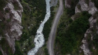 Kafkaslar. Dağ nehri ve yol manzaralı, uçurumlar arasındaki ovalarda.