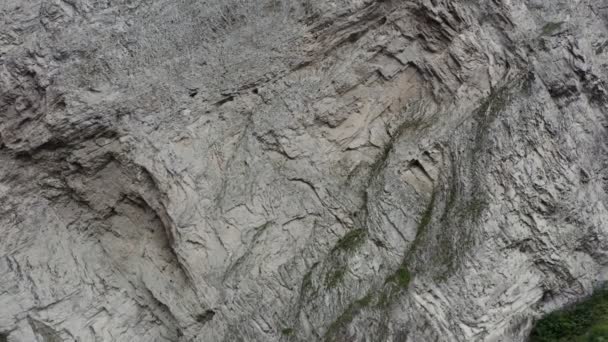 Rússia, Cáucaso. Uma encosta de montanhas rochosas com muitas rachaduras e lascas — Vídeo de Stock