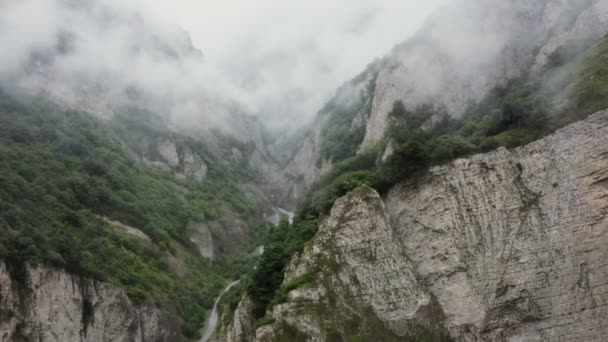 รัสเซีย คอเคซัส ภูเขาหินที่ปกคลุมไปด้วยพืชและเมฆ — วีดีโอสต็อก