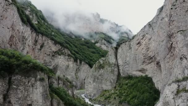 Falésias altas com precipícios íngremes. Desfiladeiro de montanha com estrada estreita na planície — Vídeo de Stock