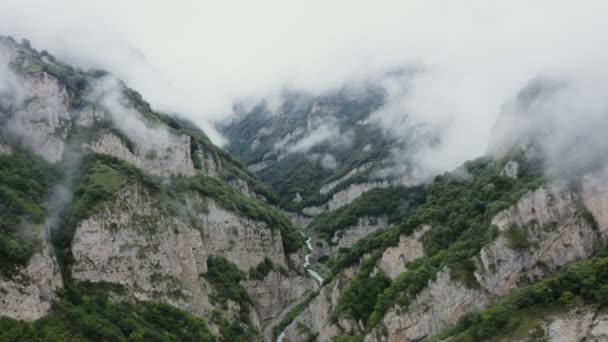 바위가 있는 산골짜기 가 보인다. 움직이는 차가 있는 산악 강 과 도로 — 비디오