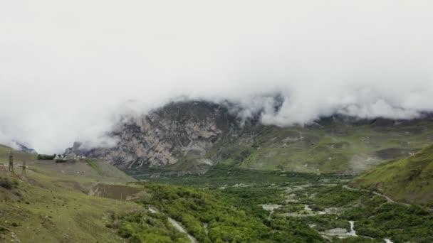 Vue d'une vallée de montagne avec falaises, forêts, champs, routes et villages — Video