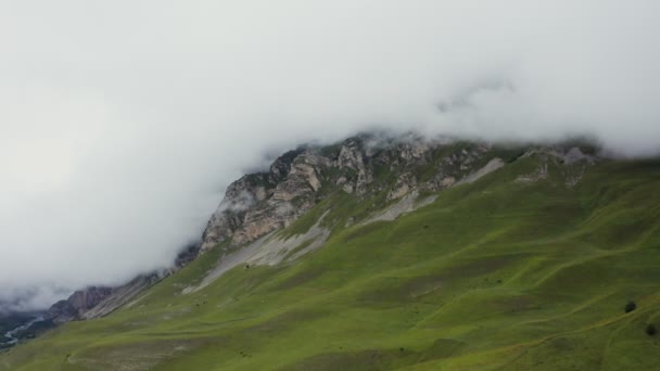 高山谷地，山脚下是青山，布满了云彩 — 图库视频影像