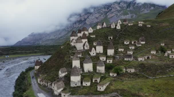 Rusland, Kaukasus. Oude stad van torens op heuvels in de buurt van ziedende berg rivier — Stockvideo