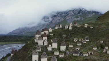 Rusya, Kafkasya. Kaynayan dağ nehrinin yakınındaki tepelerde bulunan antik şehir.