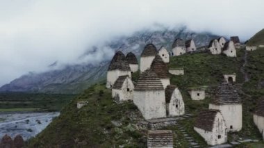 Rusya, Kafkasya. Kaynayan dağ nehrinin yakınındaki tepelerde bulunan antik şehir.