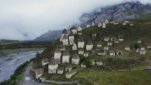 Ρωσία, Καύκασος. Αρχαία πόλη των πύργων στους λόφους κοντά στο βουνό σποράς ποταμού — Αρχείο Βίντεο