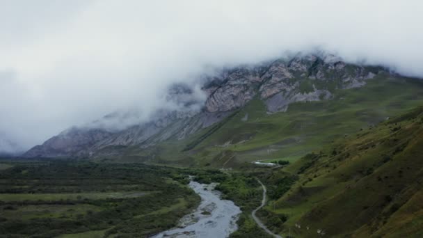 Bergdal met rivier en bos in het laagland, omgeven door steile rotsen — Stockvideo