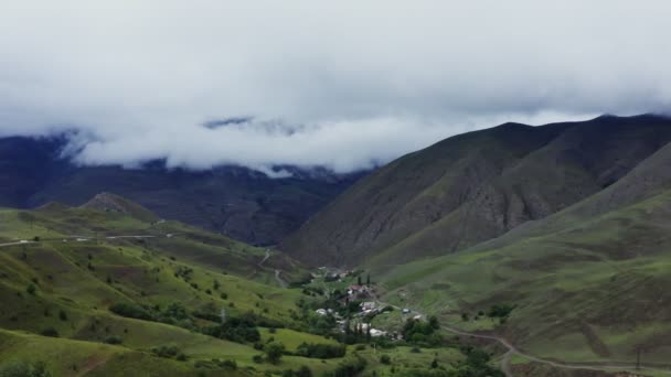 高山山谷中的一座城市，位于高山环抱的山丘之间 — 图库视频影像