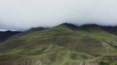 Bir kuadkopterden panoramik çekim, otla kaplı dağ yamacı manzarası