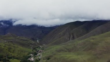Dağlar arasında bir dağ vadisinde yüksek dağlarla çevrili bir şehir.