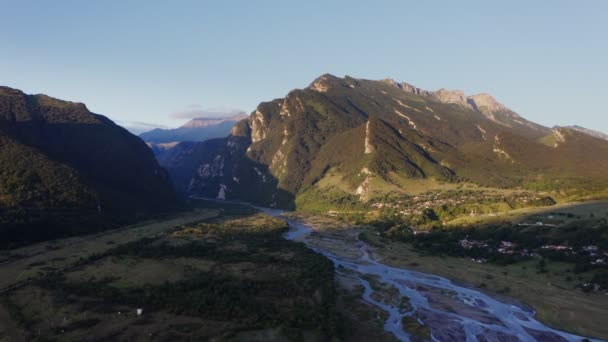 Montagne rocciose ricoperte di fitta foresta ai raggi del sole nascente — Video Stock