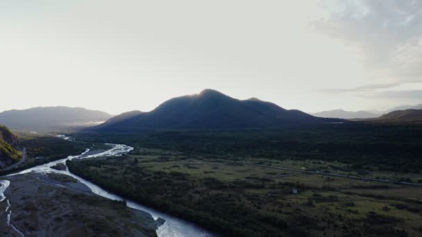 Czterokołowiec panoramiczny, widok na górską dolinę zalewaną światłem słonecznym — Wideo stockowe