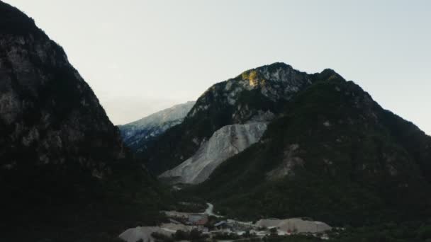 Extraction de sable dans les basses terres entre les montagnes rocheuses recouvertes de forêt — Video