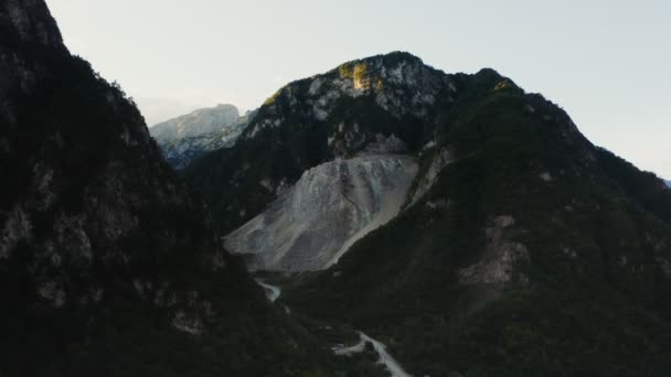 Uitzicht op bergen met rotsachtige en zanderige hellingen, met een bos van een quadcopter — Stockvideo